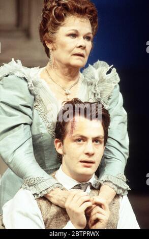 Judi Dench (Arkadina), Alan Cox (Konstantin) in DER MÖWE von Anton Tschechow am Olivier Theatre, National Theatre (NT), London 07/07/1994 in einer neuen Version von Pam Gems Bühnenbild: John Gunter Kostüme: Fotini Dimou Beleuchtung: David Hersey Regie: John Caird Stockfoto