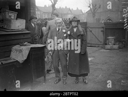 95 vermählt 60 in Southend. George Sampson von Westcliff, ein Witwer von 95, war in der St. Andrew's Church, Southend, mit Miss Nellie Witham, ebenfalls von Westcliff verheiratet. Zwei Urenkel des Bräutigams waren Brautjungfern, und der beste Mann, der über 90 Jahre alt ist, war Samsons Bruder. Miss Witham ist 60. Foto zeigt, den 95-jährigen Bräutigam und seine 60-jährige Braut nach der Hochzeit. 27. November 1937 Stockfoto