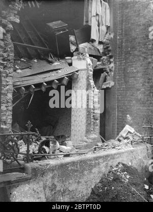 Überlebender inmitten der Ruinen. Londoner Haus durch Explosion zerstört. Ein Mann, John Clancy, 68 Jahre alt, wurde getötet und acht weitere Personen wurden verletzt, als eine Gasexplosion ein Haus in der De Morgan Road, Fulham, zerriss. Das Haus stürzte auf neun Personen ein, die 2 Familien gehörten, die das Haus besetzten, die meisten von ihnen mussten aus dem Schutt ausgegraben werden. Immer ins Krankenhaus gebracht und eingesperrt. Foto zeigt, eine Katze, die am Haus lebte Wunder inmitten der Ruinen der Explosion. 17. November 1937 Stockfoto