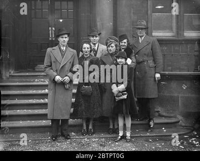 'Apache' Touch auf der Londoner Hochzeit. Ein unverwechselbarer Hut, der einen Hauch von Apache-Stil hat, getragen von Miss Beatrice Watts (4. Von rechts) bei der Hochzeit von Mr. G. Walker von Sudbury und Miss B Sherman im Londoner Büro des Paddington Registers. 27. November 1937 Stockfoto