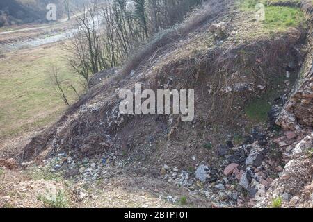 Blick auf alte Siedlungsabfallmulde in einem Bergkontext Stockfoto