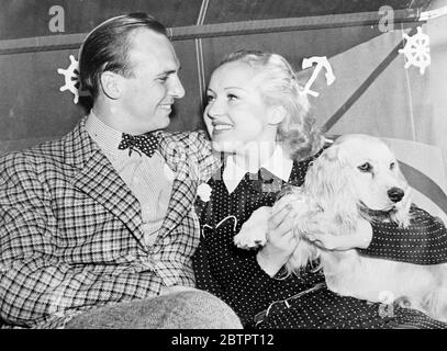 Jackie Coogan gibt nach. Betty Grable kann sowohl Karriere als auch Ehe haben. Jackie Coogans Stern-Edikt, die blonde Verlobte, Filmschauspielerin Betty Grable, muss zwischen Ehe und Karriere wählen, ist nun entspannt. Jackie, der als Kind ein Vermögen gemacht hat, Filmschauspieler, räumt nun ein, dass Betty ihn und eine Karriere haben kann. Es wird erwartet, dass sie vor dem 18. Dezember verheiratet werden und Jackie wird in Bettys nächstes Bild 'College Swing' erscheinen. Stockfoto