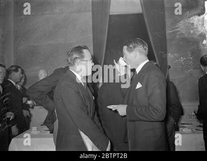 China-Tee?. Eden während einer Pause in der neun-Macht-Konferenz. Mit einem feinen Finger auf den Finger trinkt der britische Außenminister Anthony Eden reflektiv eine Tasse Tee, möglicherweise eine Pause in China und Deutschland bei der Nine Power Conference on the Sino Japanese Hostlities im Palais des Academies in Brüssel. November 1937 Stockfoto