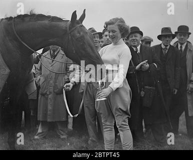 Jimmy streichelte! Trainerinnen-Tochter gewinnt historisches Rennen in Newmarket. Reiten Mr P Thrales 'Jimmy's PET' Miss A Thrale, Tochter des Trainers, einer der historischen Newmarket Town Plate. Die einzige Veranstaltung, an der Frauen Fahrer teilnehmen, und Newmarket. Foto zeigt, Miss A Thrale, die Gewinnerin, die ihr Mount 'Jimmy's Pet', ein Getränk aus dem Becher. 14. Oktober 1937 Stockfoto