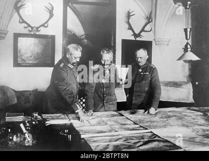 General Ludendorff berichtete, dass er starb. General Ludendorff, der ehemalige Oberbefehlshaber der deutschen Armee, soll sterben. Er ist seit einiger Zeit in einer privaten Krankenpflegeschklinik in München schwer krank und hat einen plötzlichen Rückfall. Er wurde kürzlich einer Gallenblasenoperation unterzogen. Der General ist 72 Jahre alt. Foto zeigt ein historisches Kriegsbild von General Ludendorff (rechts), im Treffen mit dem Kaiser (Mitte) und Feldmarschall von Hindenburg. 30. November 1937 Stockfoto