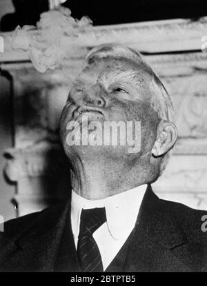 Bisher nicht so schlecht. Gehärteter Zigarrenraucher, obwohl er ist. John Nance Garner, Vizepräsident der Vereinigten Staaten, hat seinen Fülltabak-Rauch, als er seinen 69. Geburtstag in Washington feierte. Er wurde von Kameraleuten belagert, die alle erwarteten, Vizepräsident Garner zu finden, der an seinem Lieblingskraut puffte. Nach einer Zeit begann sich der zuvorkommende Vizepräsident etwas queer zu fühlen, obwohl die Feierlichkeiten noch nicht wirklich begonnen hatten! Foto zeigt, Vice President John Nance Garner noch auf der "angenehmen" Phase seines Marathonrauchs. 29. November 1937 Stockfoto