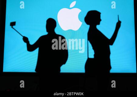 NEW YORK, USA, 25. MAI 2020: Apple amerikanischer multinationaler Technologiekonzern . Paar, die ein Foto auf einem mobilen Mann verwenden einen Selfie-Stick. Firmenlogo Stockfoto