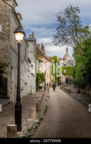 Paris, Frankreich - 12. Mai 2020: Blick auf die 'Rue de l'Abreuvoir' im Herzen von Montmartre. Montmartre ist eines der beliebtesten Reiseziele in Paris Stockfoto