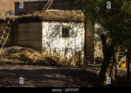 Ein altes weiß getünchtes Haus im traditionellen Stil im Dorf Kaza im Spiti-Tal in Himachal Pradesh, Indien gebaut. Stockfoto