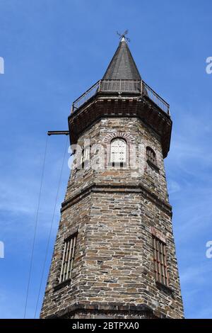 Mittelalterlicher Fährturm in Hatzenport, Moseltal in Deutschland Stockfoto