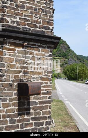 Mittelalterlicher Fährturm in Hatzenport, Moseltal in Deutschland Stockfoto