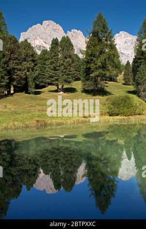 Kleiner See im Naturpark Puez-Geisler mit Reflexionen Stockfoto