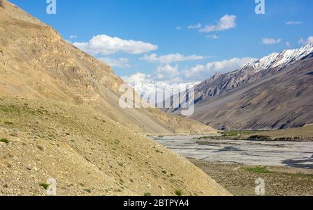 Die hohen Berge, die um den Spiti-Fluss im Dorf Kaza in Himachal Pradesh, Indien, ragen, Stockfoto
