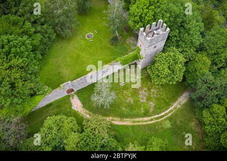 Luftaufnahme der alten mittelalterlichen Festung Rocca di Orino im Regionalpark Campo dei Fiori. Orino, Valcuvia, Varese, Lombardei, Italien. Stockfoto