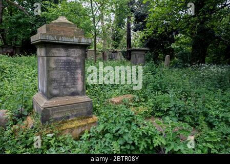 Die erste Internierung in der jetzt vernachlässigten und überwucherten viktorianischen Abteilung des Warriston Cemetery, Edinburgh, Schottland, Großbritannien Stockfoto