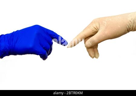Hände in blauen und weißen medizinischen Schutzhandschuhen berühren sich mit Fingern auf weißem Hintergrund Stockfoto