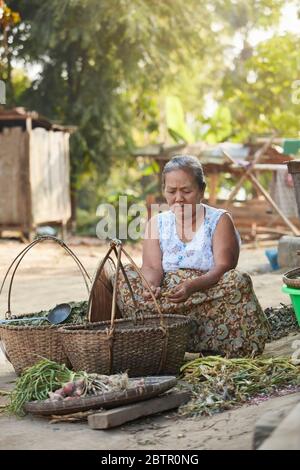Einheimische Frau, die Essen im Dorf Bhamo, Myanmar, zubereitete Stockfoto