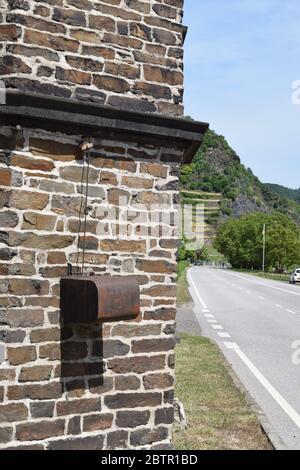 Mittelalterlicher Fährturm in Hatzenport, Moseltal in Deutschland Stockfoto