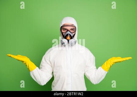 Porträt von seinem er nette professionelle Desinfektionsmittel Arbeiter trägt Gasmaske halten auf zwei Handflächen kopieren Raum Quarantäne Einschränkungen Wahl wählen Stockfoto