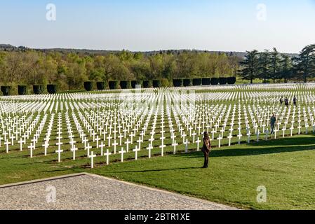 Menschen, die auf die Gräber auf dem Friedhof vor dem Douaumont-Ossuary schauen Stockfoto