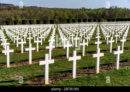 Kreuze markieren Gräber auf dem Friedhof außerhalb des Douaumont-Ossuary Stockfoto