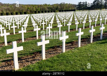 Kreuze markieren Gräber auf dem Friedhof außerhalb des Douaumont-Ossuary Stockfoto