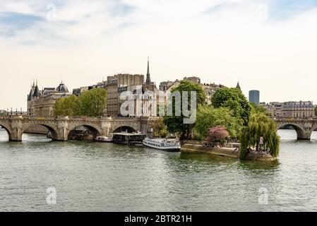 Den Platz du Vert-Galant am westlichen Ende der Île de la Cité in der Seine an einem sonnigen Tag Stockfoto