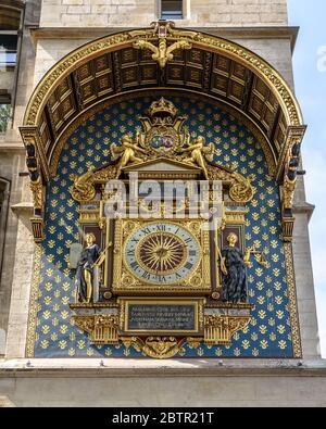 Die Uhr auf der Tour de l'Horloge des Palais de la Cité in Paris, Frankreich Stockfoto
