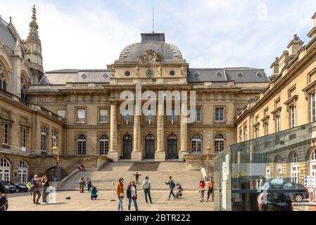 Touristen vor den Stufen des Palais de Justice de Paris Stockfoto