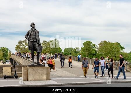 Die Statue von Thomas Jefferson von der Passerelle Léopold-Sédar-Senghor in Paris, Frankreich an einem sonnigen Tag Stockfoto