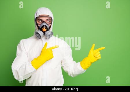 Nahaufnahme Porträt seiner er schöne professionelle Desinfektionsmittel trägt Gasmaske mit Kopie leer Platz Platz Raum Quarantäne Regeln Einschränkungen Stockfoto