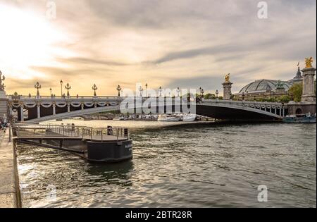 Die Brücke Pont Alexandre III in Paris zur goldenen Stunde Stockfoto