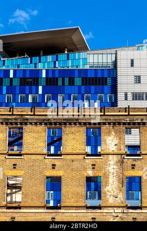 Die ursprüngliche, erhaltene Fassade des alten Royal London Hospital, das in ein Rathaus für Tower Hamlets umgewandelt wurde, und das neue Royal London Hospital im Hintergrund Stockfoto