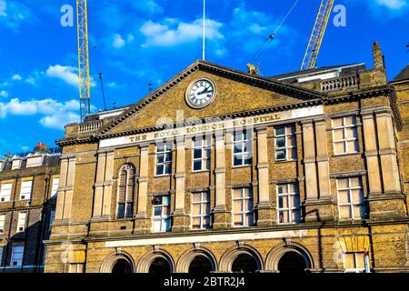 Fassade des alten Royal London Hospital Gebäudes mit Uhr, die derzeit in ein neues Bürgerzentrum für Tower Hamlets Council, London, Großbritannien, umgewandelt wird Stockfoto