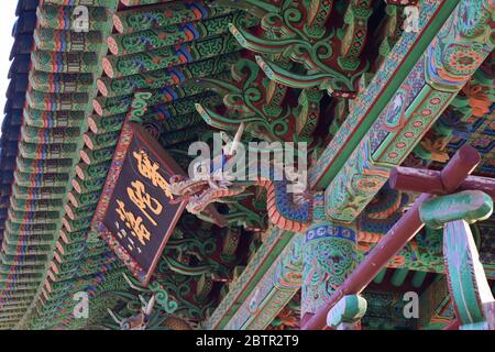 Dekoratives Dach am Naksansa Tempel, Südkorea Stockfoto