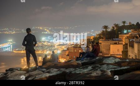 Junge, die Tanger Stadt von den phönizischen Gräbern aus betrachtet. Stockfoto