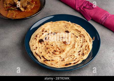 Südindisches Fladenbrot mit Hammelcurry Stockfoto