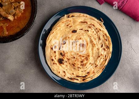 Südindisches Fladenbrot mit Hammelcurry Stockfoto