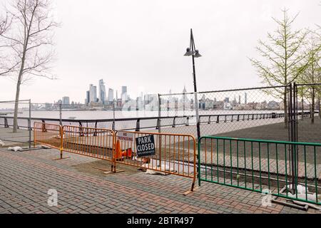 Hoboken, USA - 1. April 2020: Parks sind geschlossen und in Hoboken aufgrund der Corona Virus Pandemie abgesperrt Stockfoto