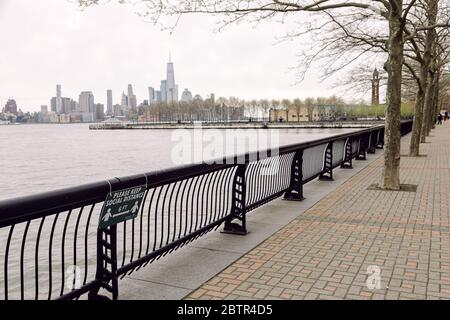 Hoboken, USA - 19. April 2020 - Sign on the Hoboken Waterfront skizziert die neuen sozialen Distanzierungsrichtlinien Stockfoto