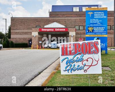 Gesundheitshelden Schild in der Nähe des Noteingangs zu einem Krankenhaus in Montgomery Alabama, USA. Stockfoto