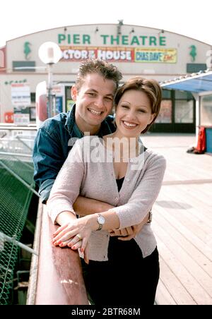 Die australische Schauspielerin Melissa Bell und ihr Freund Jason Redlich genießen die englische Sonne und den Strand von Bournemouth, England 1995. Das Paar war bald t Stockfoto