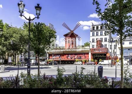 Paris, Frankreich - 20. Mai 2020: Moulin Rouge ist ein berühmtes Pariser Kabarett, das 1889 erbaut wurde und sich im Pariser Rotlichtviertel Pigalle am Boulevard de befindet Stockfoto