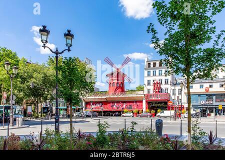 Paris, Frankreich - 20. Mai 2020: Moulin Rouge ist ein berühmtes Pariser Kabarett, das 1889 erbaut wurde und sich im Pariser Rotlichtviertel Pigalle am Boulevard de befindet Stockfoto