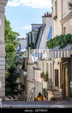 Paris, Frankreich - 20. Mai 2020: Typische Treppen und Haussmann-Gebäude in Montmartre in Paris Stockfoto
