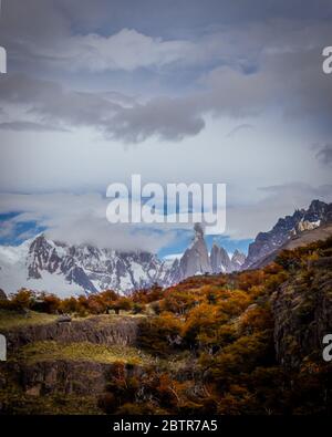 Wanderung zum Torre Central im Herbst in der Stadt El Chalten Argentinien Stockfoto