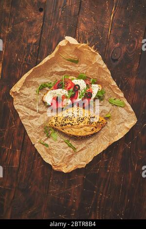 Gesundes Essen Konzept. Sandwiches mit Hummus, Mozarella, Tomaten, schwarzen Oliven Stockfoto