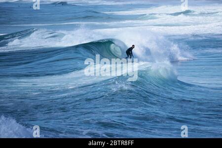 Surfen am Culburra Beach, New South Wales, Australien, Nahaufnahme von Surfern aus den Wellen Stockfoto