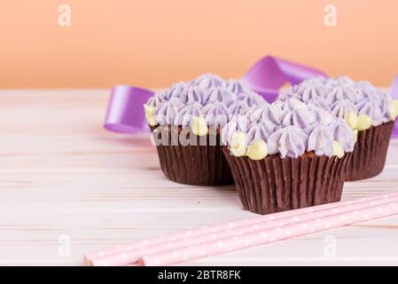 Schokoladenkuchen auf einem Holztisch mit gesalzenem Karamell im Inneren. Dessert Stockfoto