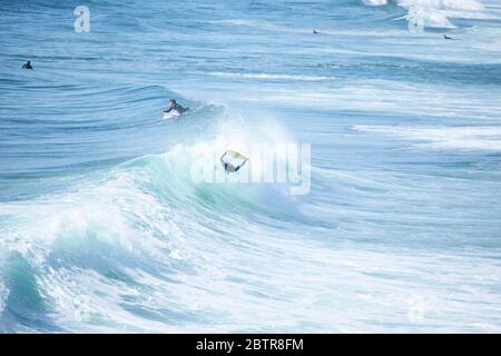 Surfen am Culburra Beach, New South Wales, Australien, Nahaufnahme von Surfern aus den Wellen Stockfoto